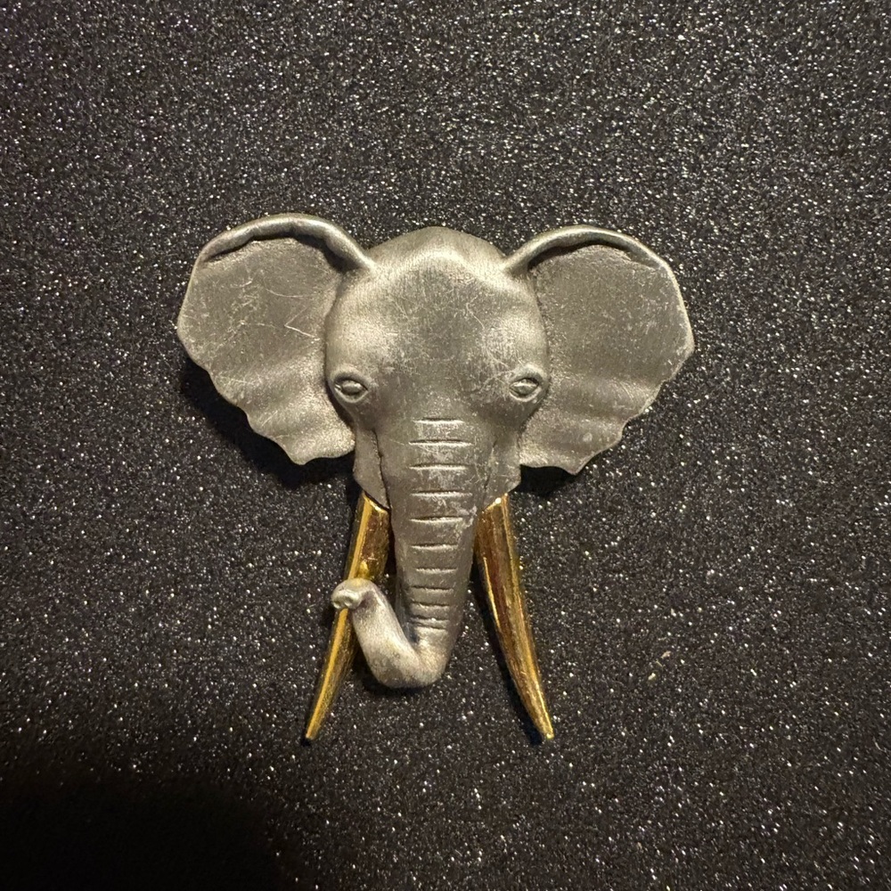 Chic Elephant Brooch in Silver and Gold